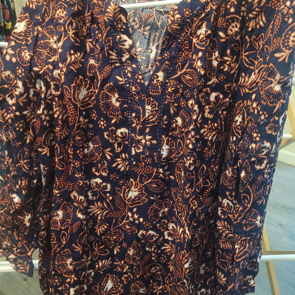 EUC Gloria Vanderbilt L Blouse Salmon/Orange Pattern on Navy Blue Background